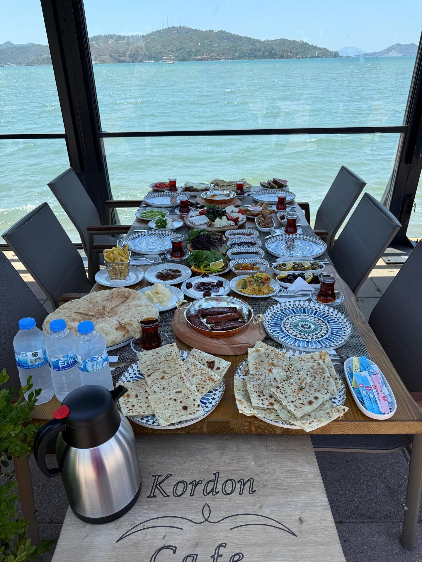 Denize karşı serpme kahvaltı sofrası